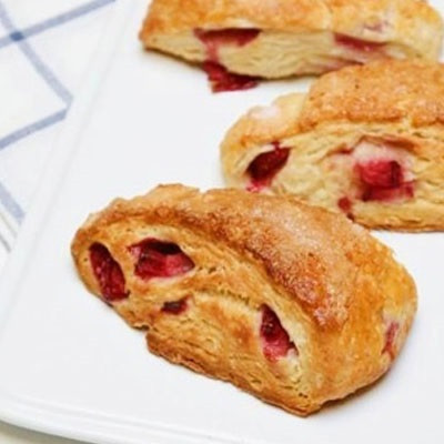 Bánh Mì Dâu Tây Nướng Ngọt Ngon Ngày Hè