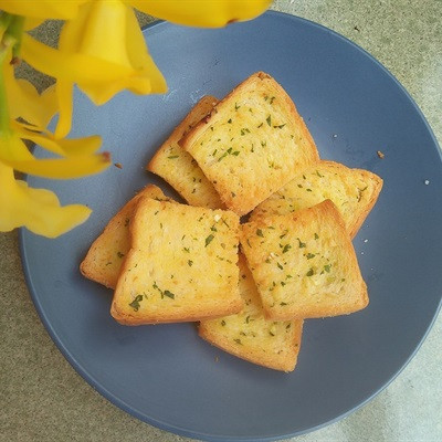 Bánh Mì Tỏi Bơ Giòn Béo đơn giản bằng lò nướng