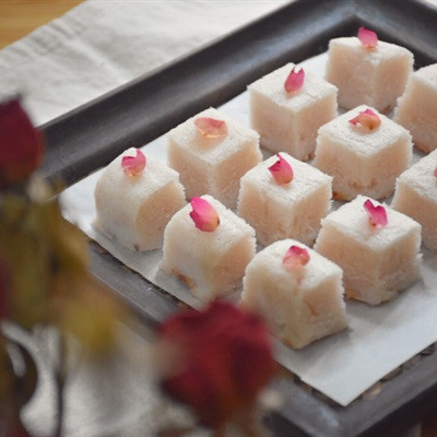 Bánh Nhân Hoa Hồng tặng phái đẹp trong ngày 8/3