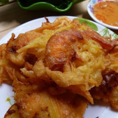 Bánh Tôm Chiên thơm giòn kèm khoai lang lạ miệng