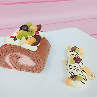 Bánh choco cuộn kem dâu