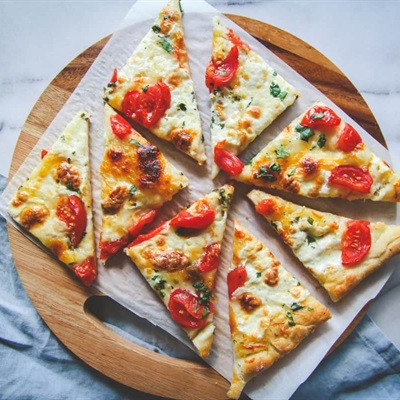 Bánh pizza phô mai cà chua