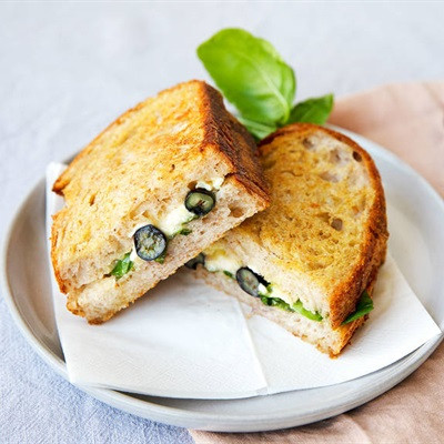 Bánh mì kẹp việt quất phô mai chiên