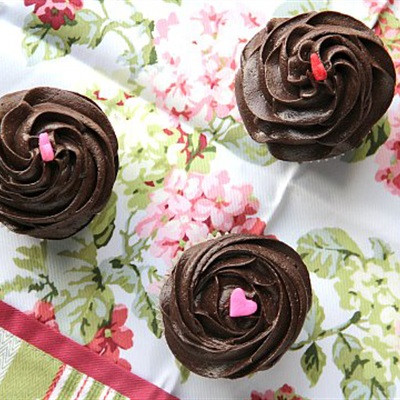 Kem chocolate phủ bánh cupcake