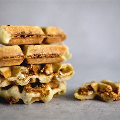 Bánh waffle kẹo đậu phộng