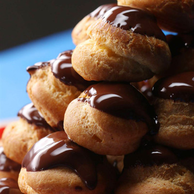 Bánh su kem nhúng chocolate