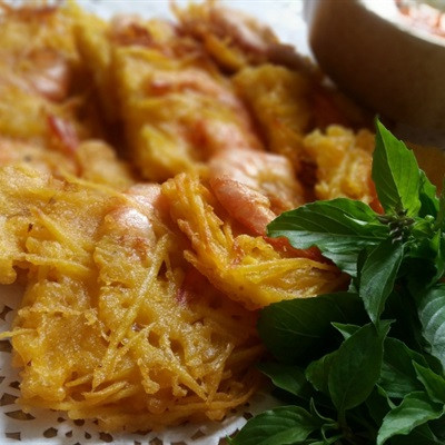 Bánh Tôm Hồ Tây vàng ươm giòn rụm ngon mê ly