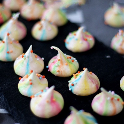 Bánh meringue sắc màu
