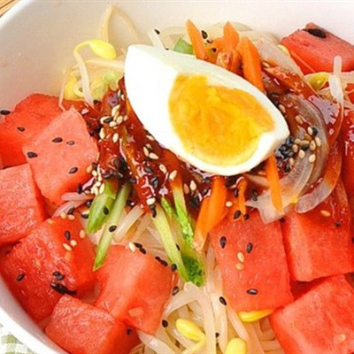 Mì trộn dưa hấu sốt tương cay
