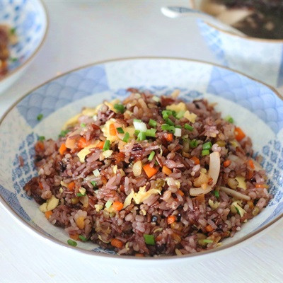 Cơm Ngũ Cốc Chiên Trứng Và Cá Khô cho bữa sáng