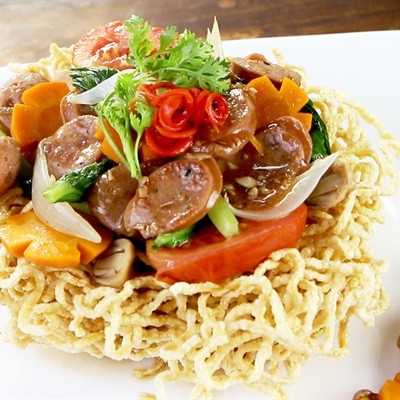 Mì xào giòn xúc xích bò BBQ
