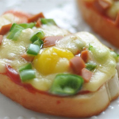 Pizza bánh mì xúc xích