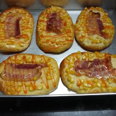 Bánh mì thịt xông khói và bắp