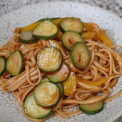 Spaghetti bí ngòi xanh sốt cà chua