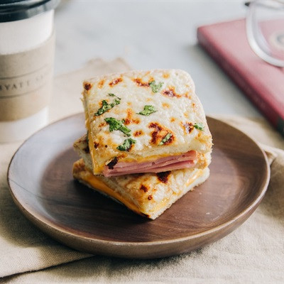 Sandwich thịt nguội và phô mai nướng giòn - Croque Monsieur