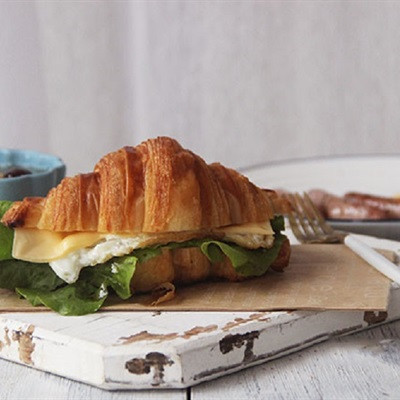 Bánh mì kẹp xúc xích trứng ốp la và phô mai