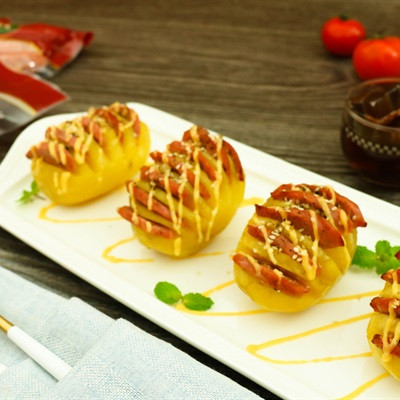 Khoai Tây Kẹp Xúc Xích Nướng Sốt Phô Mai Ngon Và Lạ Miệng