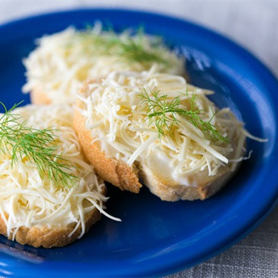 Bánh mì phết sốt mayo phô mai