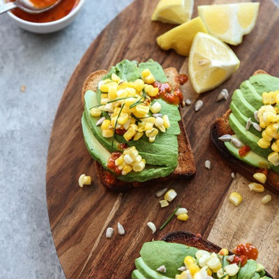Bánh mì phủ bơ và salad bắp
