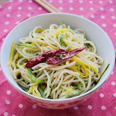 Mì xào dưa leo và cà rốt vàng