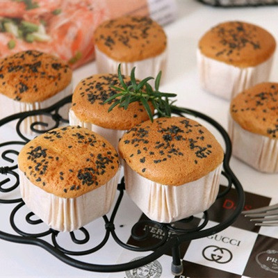 Bánh bông lan mật ong mè đen