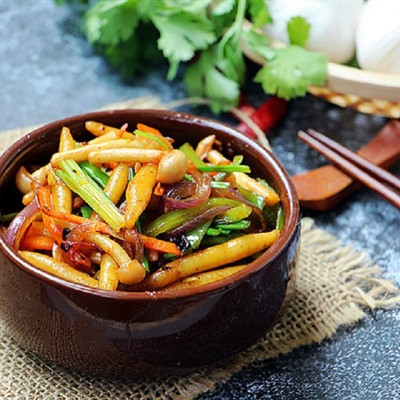 Mì xào nấm linh chi trắng và rau củ