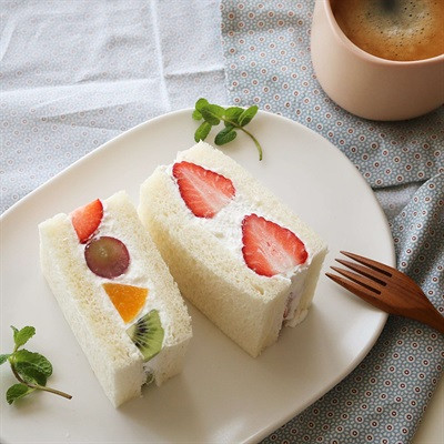 Bánh mì sandwich kẹp sốt kem và trái cây