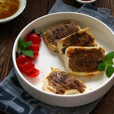 Bánh bao phết sốt bơ mè nướng