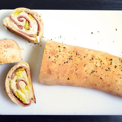 Bánh mì cuộn xúc xích phô mai