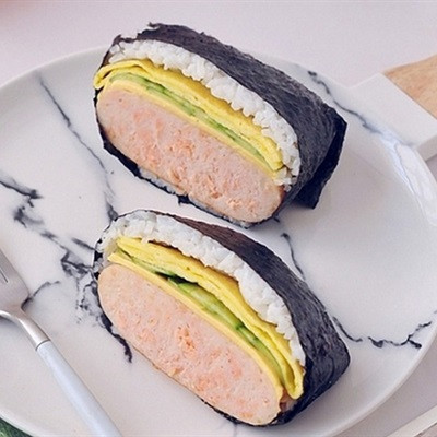 Cơm nắm xúc xích trứng