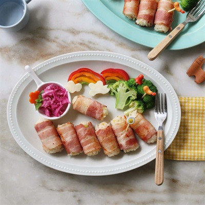 Thịt xông khói cuộn cơm chiên rau củ