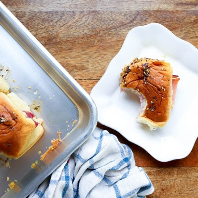 Bánh mì kẹp thịt nguội nướng