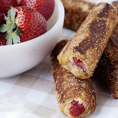 Bánh mì cuộn dâu tây chiên