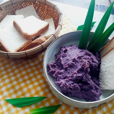 Xốt khoai lang lá dứa phết bánh mì