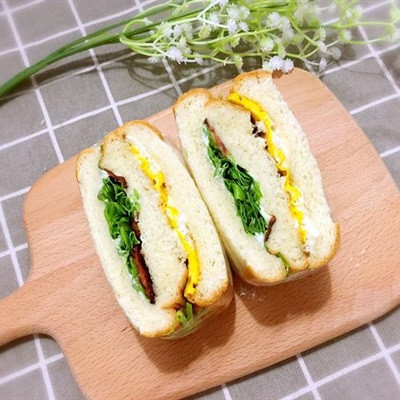 Bánh mì kẹp trứng thịt xông khói
