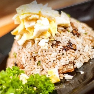 Cơm chiên thịt heo và trứng