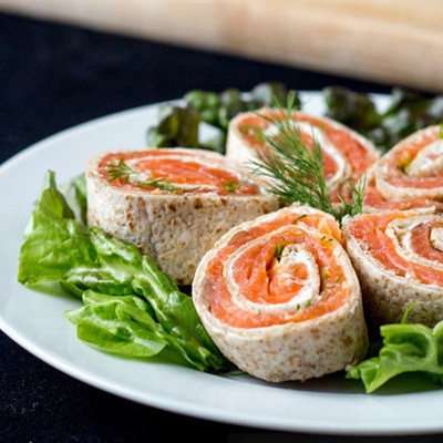 Bánh cuộn cá hồi xông khói