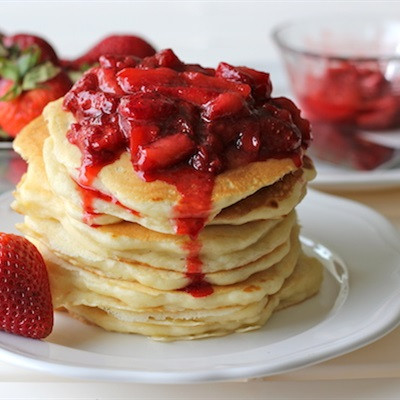 Bánh pancake sốt dâu tây