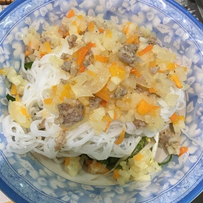 Bún sắn cà rốt xào thịt