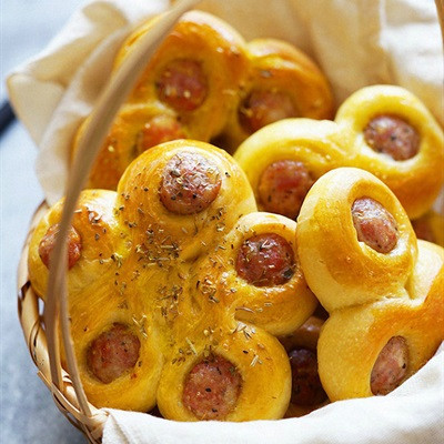 Bánh mì xúc xích hình hoa mai