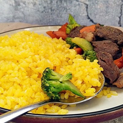 Cơm chiên vàng kèm thịt bò xào rau củ
