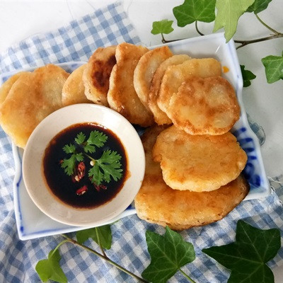Bánh nếp chiên trứng muối