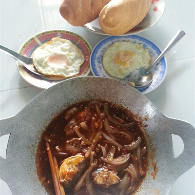 Bánh mì ốp la cá mòi hộp cực ngon