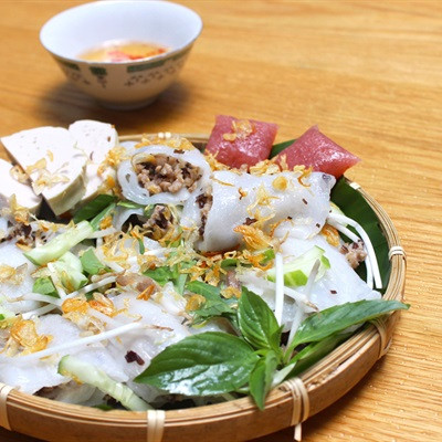 Bánh cuốn nóng bằng chảo