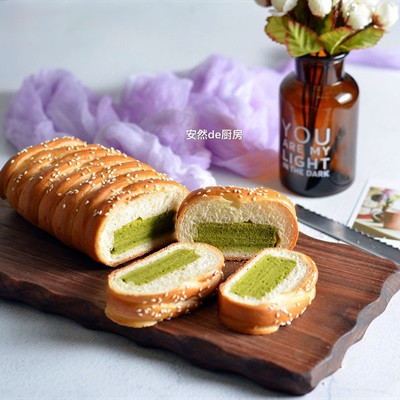 Bánh Mì Gối Nhân Bông Lan Trà Xanh Ngon