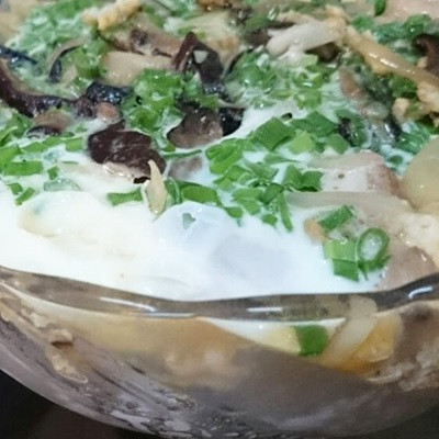 Cơm thịt gà trứng và nấm hành