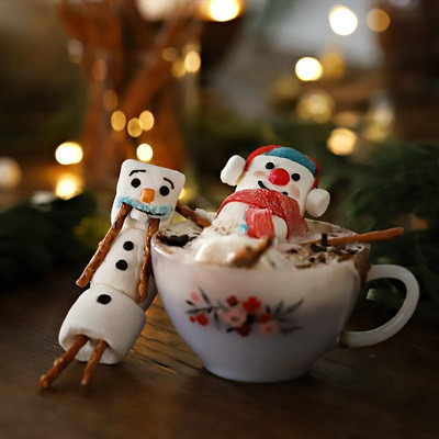 Chocolate nóng và người tuyết marshmallow