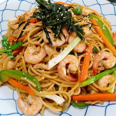 Spaghetti Xào Tôm, Gà, Rau Củ 