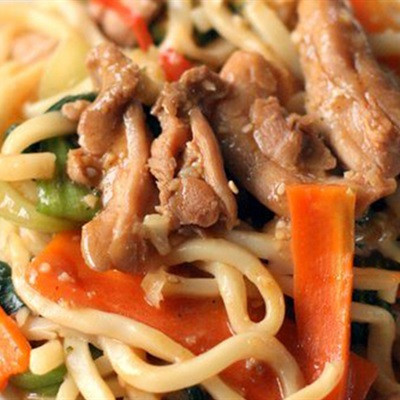 Mì udon xào thịt gà rau củ