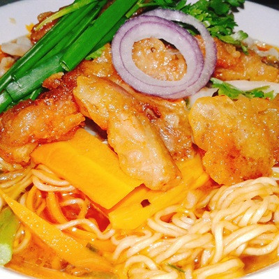 Mì thịt chiên sốt tương ớt